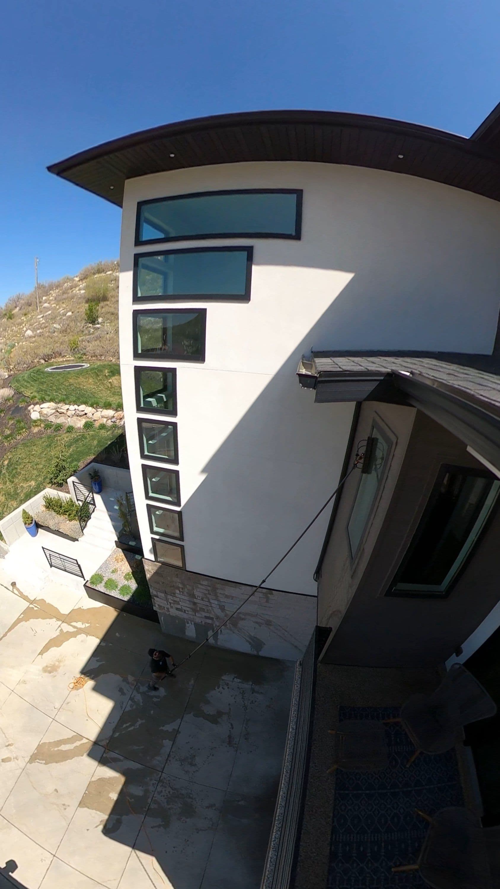 Effortless Sparkling Windows Without Ladders image